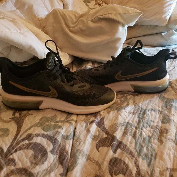 Nike airmax,  size 7Youth. They are black with a purple swoosh. - Picture 10 of 10